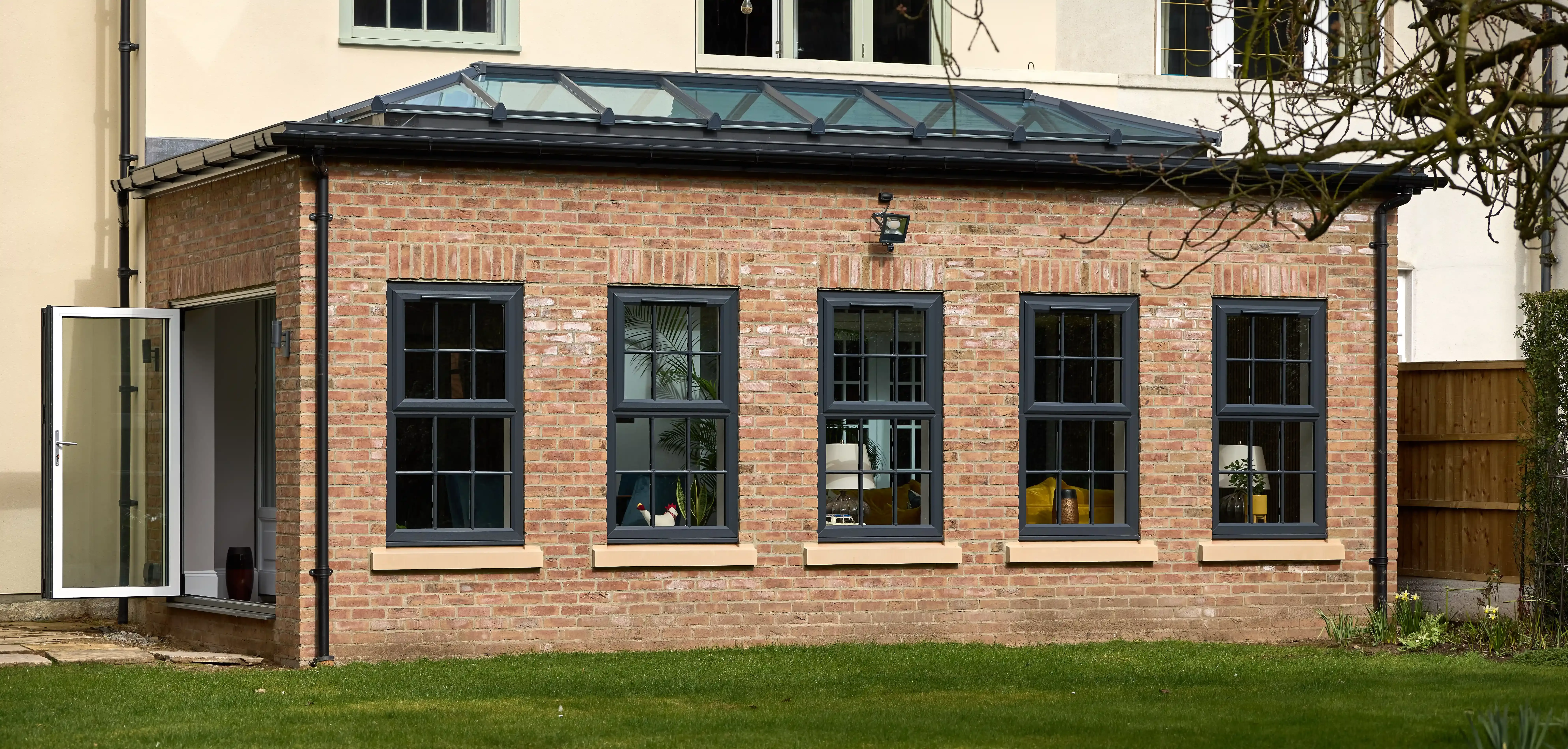 Single-storey extension with anthracite frames